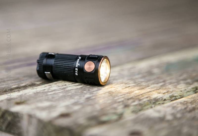 Миниатюрный фонарь Fenix E16